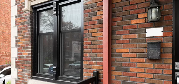 Fenêtres à guillotine maison traditionnelle brique