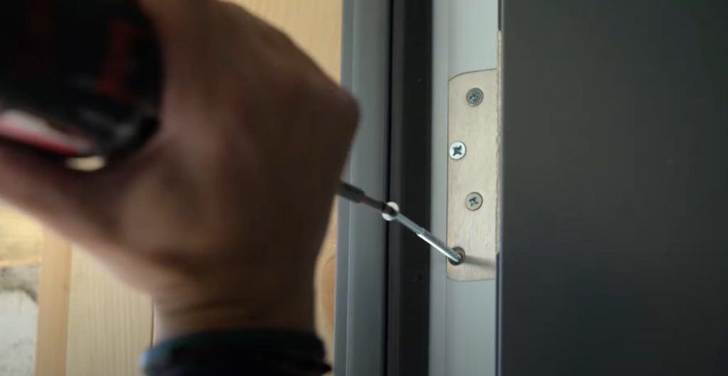 Visser la porte au cadre